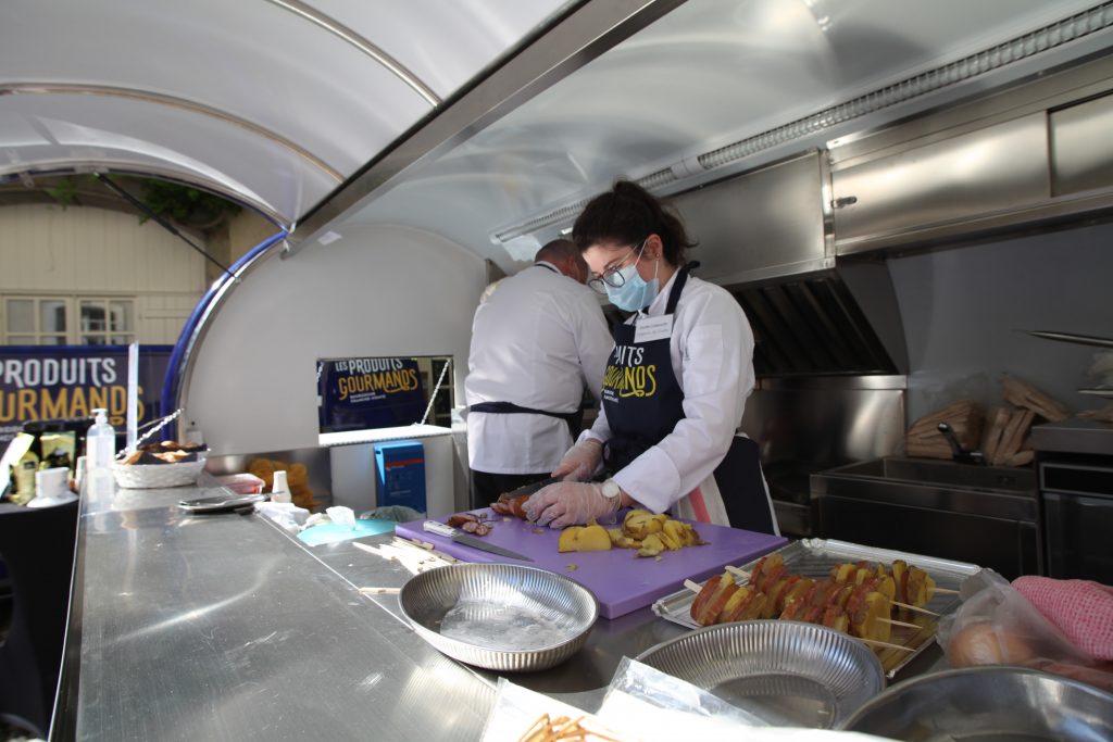 Photographie d'une animation culinaire organisé avec le food-truck.